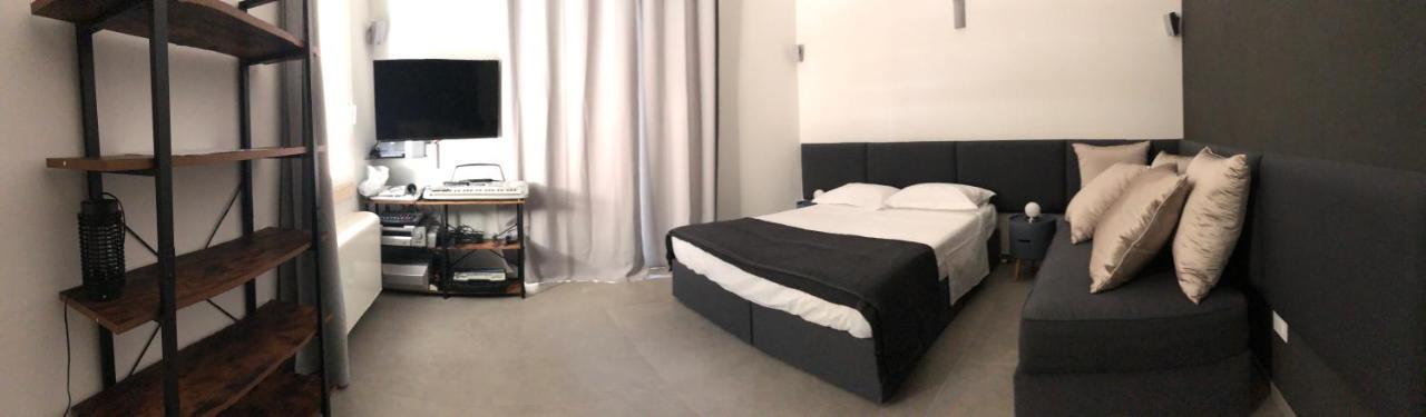 Carlo V - Con Piscina E Giardino Privati Apartment Лече Екстериор снимка