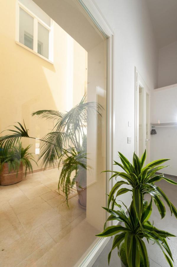 Carlo V - Con Piscina E Giardino Privati Apartment Лече Екстериор снимка